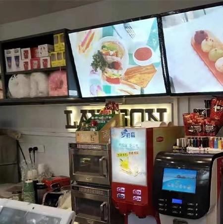 S400GT、銀蓋雅在羅森便利店